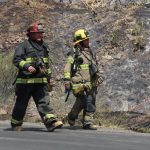 Bomberos rescatan a una menor y a su abuela de una casa incendiada, en Morelia
