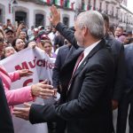 La Columna de “El Mono Grosero”…Unos le echaron flores, otros le tiraron caca