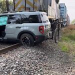 Ciudadanos reniegan del ferrocarril por largas esperas. Persisten cruces de alto riesgo