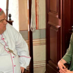 Arzobispo aparta con su brazo a medios que lo entrevistaban