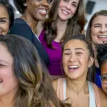 “Mujer, mujer divina, tienes el veneno que fascina en tu mirar…”