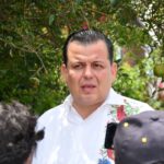 Líder del PRI, opina sarcásticamente del viaje de Bedolla a Italia