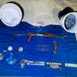 Agentes federales y estatales aseguran 6 vehículos robados, un arma y explosivos en Chilchota