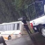 Camión de pasajeros derrapa, vuelva y se va a un barranco