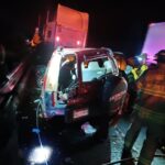 Es un niño y una mujer los muertos en el choque entre una camioneta y un tráiler en Copándaro