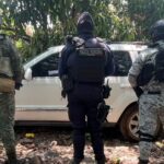 En Apatzingán, localizan una camioneta blindada con cartuchos, cargadores y un tubo cañón