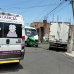 Vehículo impacta a motocicleta; hay dos menores lesionados y un detenido