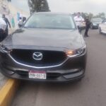 Elementos de Seguridad Vial interceptan un vehículo con reporte de robo en la salida a Salamanca