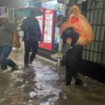 Agentes de la Guardia Civil apoyan a los habitantes de Sahuayo, tras lluvias registradas en las últimas horas