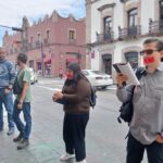 Leyendo la Biblia, dos jóvenes piden respeto a la vida en el Congreso del Estado