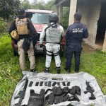 En operativo implementado en Zitácuaro, asegura FGE vehículo, armas de fuego y equipo táctico