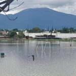 Canchas de fútbol, convertidas en laguna, tras lluvia