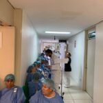 Evacuan el IMSS Zacapu; brota excremento y aguas negras del drenaje al interior del hospital