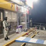 Malhechores arrojan una bomba molotov a tienda OXXO en Morelia