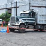 Pequeño de 4 años muere aplastado tras choque de moto y un camión, el chófer huyó