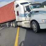 Tráiler bloquea autopista Siglo XXI, tras sufrir percance