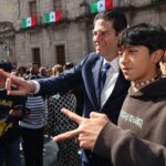 Estudiantes de la Universidad Michoacana reciben a Alfonso Martínez con porras y selfies estudiantes de la UMSNH reciben a Alfonso Martínez