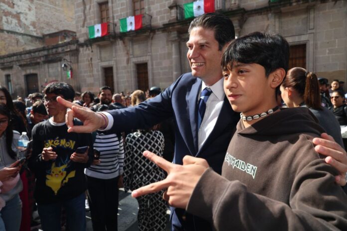 estudiantes de la UMSNH reciben a Alfonso Martínez