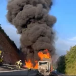 Tráiler se incendia en la autopista Siglo XXI