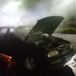 Corto circuito provoca incendio de sedan
