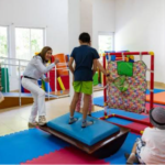 Ofrece SSM atención gratuita a niñas y niños con trastornos de lenguaje y autismo