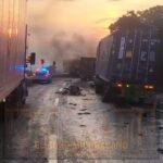 En la autopista de Occidente, dos tráileres chocan por alcance, uno se incendia choque tráileres autopista Occidente