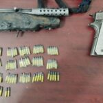 Detienen a dos hombres en posesión de dos armas de fuego