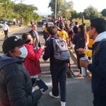 Cientos de estudiantes son evacuados por una fuga de amoniaco de una procesadora de frutas, en Zamora