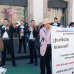 Con mariachi, trabajadores del sector salud se manifiestan en el Congreso