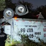 Vuelca tráiler en la Zamora-La Barca