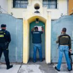 FGE realiza cateo en la colonia Lomas de Vista Bella; asegura vehículo con reporte de robo y narcótico