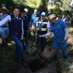 Supervisa Alfonso Martínez limpieza preventiva en canal de la presa Cointzio