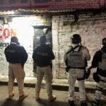 FGE ejecuta cateo en la colonia Ventura Puente y asegura 475 dosis de narcótico; hay un detenido