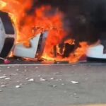 Un tráiler y una camioneta chocan de frente y se incendian, en la autopista Siglo XXI