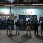 En Apatzingán, catea FGE un establecimiento comercial, decomisa narcótico y detiene a tres personas