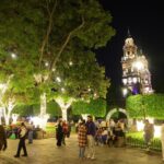 Disfrutan morelianas y morelianos encendido navideño y Pista de Hielo