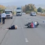 Trabajador del campo pierde la vida al chocar su moto Italika contra una camioneta, en Tangancicuaro