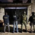 FGE revienta narcovivienda en la Primo Tapia Poniente, asegura 800 dosis de droga y captura a cuatro personas