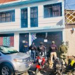 FGE catea inmueble, asegura tres motocicletas, detiene a 3 y confisca 950 dosis de narcótico