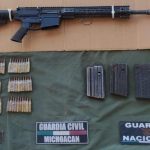 Procesan a dos responsables de portación de arma y cohecho