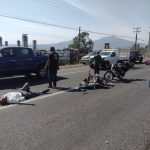 Chocan ciclista de la tercera edad y motociclista