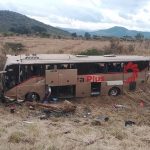 Vuelca autobús de pasajeros; reportan un muerto y 30 lesionados