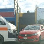 Chocan combi ruta naranja con auto compacto