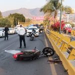 Muere motociclista al ser atropellado por un camión de carga