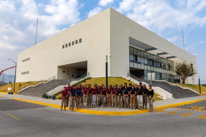 UMSNH agradece a la FGE por fortalecer la Licenciatura en Seguridad Pública y Ciencias Forenses • La rectora Yarabí Ávila resaltó la experiencia y el compromiso de las profesoras y profesores que forman a las y los estudiantes nicolaitas. Morelia, Michoacán, a 28 de agosto de 2025.- La administración de la rectora de la Universidad Michoacana de San Nicolás de Hidalgo (UMSNH), Yarabí Ávila González, agradece a la Fiscalía General del Estado de Michoacán (FGE) y a su titular Carlos Torres Piña por fortalecer la Licenciatura en Seguridad Pública y Ciencias Forenses. La rectora destacó el compromiso de las profesoras y profesores que forman parte del cuerpo académico de esta carrera, quienes dijo, cuentan con una amplia experiencia lo que representa una formación de calidad para las y los alumnos nicolaitas. “Reconocemos la disposición de la Fiscalía General del Estado para colaborar con la Máxima Casa de Estudios, estoy segura que esta alianza seguirá dando frutos en bien de nuestra comunidad estudiantil”. La rectora adelantó que la UMSNH ya se encuentra trabajando en el proceso para lograr la primera acreditación de la Licenciatura en Seguridad Pública y Ciencias Forenses con lo cual se reafirma el compromiso de la Universidad Michoacana con la excelencia educativa. Al respecto, el secretario Académico, Antonio Ramos Paz, precisó que en breve se prevé entregar al organismo acreditador, en este caso, los Comités Interinstitucionales para la Evaluación de la Educación Superior (CIEES) la autoevaluación del programa a partir de la cual se podrá establecer una fecha de visita por parte del CIEES.