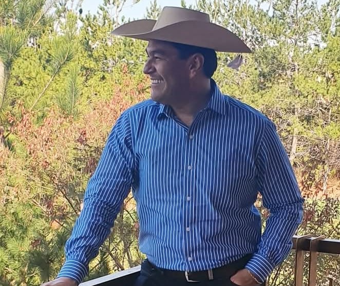 La Columna de ‘El Mono Grosero”..no es actor de cine, es Victor Serrato…el congal gasta 70 mil pesillos