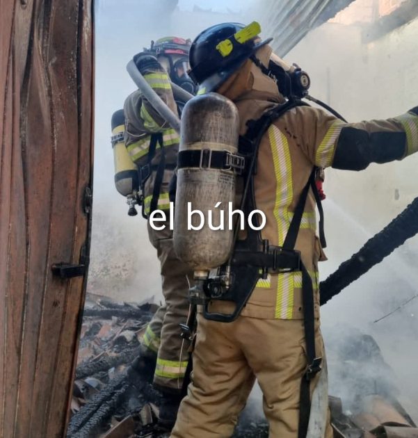 Se incendia ferretería en pleno Centro de Acuitzio; evacúan a familia