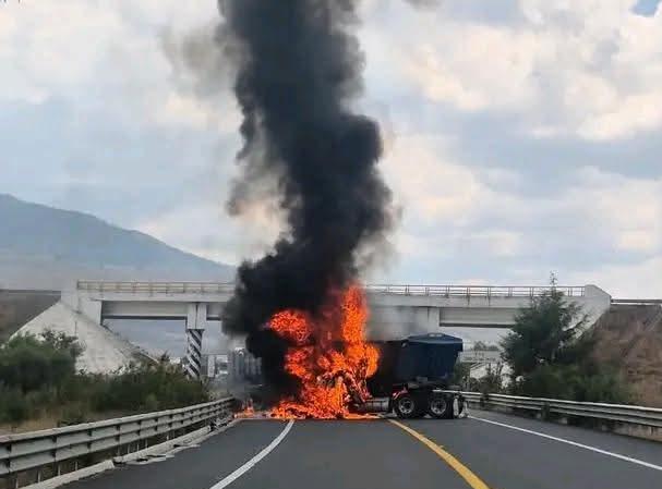 Vuelca y arde tráiler en la carretera Cuitzeo – Pátzcuaro; carretera queda cerrada