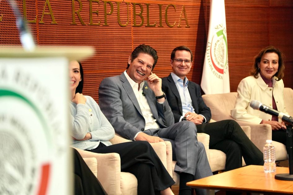 Refrenda Alfonso Martínez su compromiso con la juventud