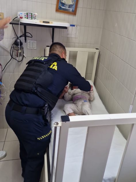 Policía Morelia salva a niña en emergencia médica